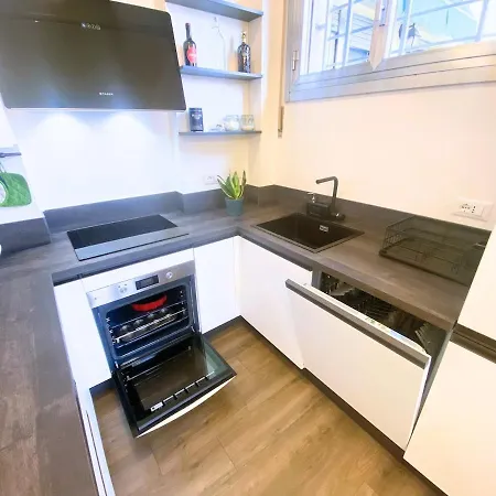 A Stone's Throw From The Fair Apartman